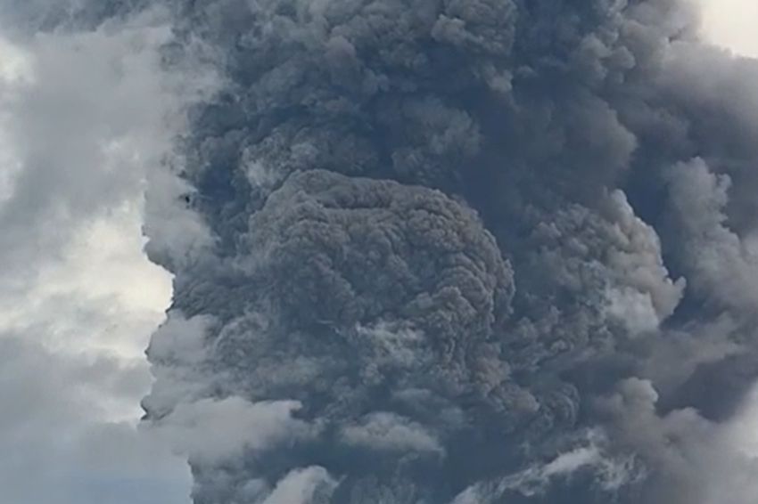 PVMBG Akan Perluas Radius Bahaya Gunung Lewotobi Laki-Laki hingga 9 Km