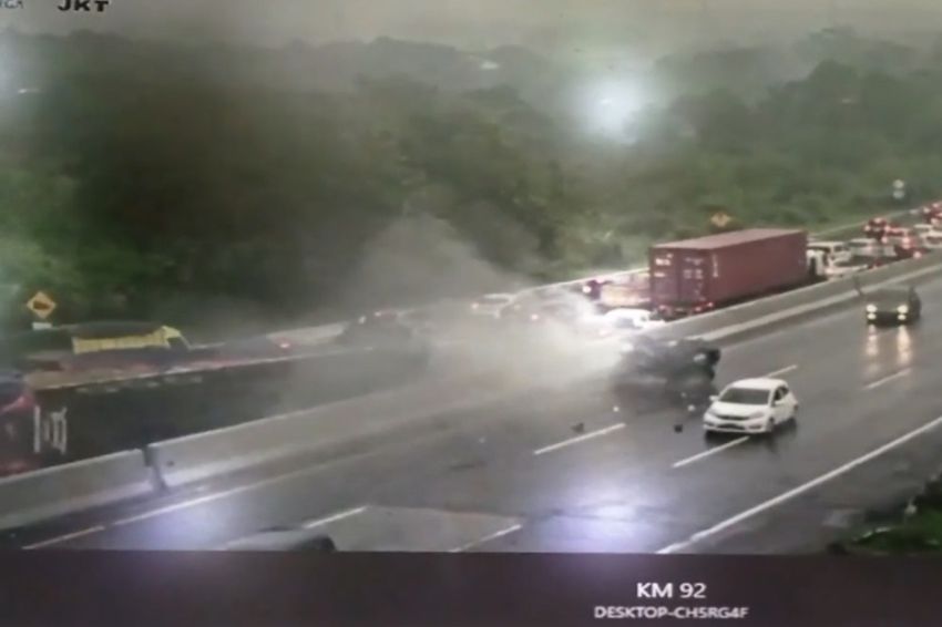 Rekaman CCTV Detik-detik Tabrakan Beruntun di Tol Purbaleunyi, Truk Bermuatan Kardus Ngebut lalu Terguling