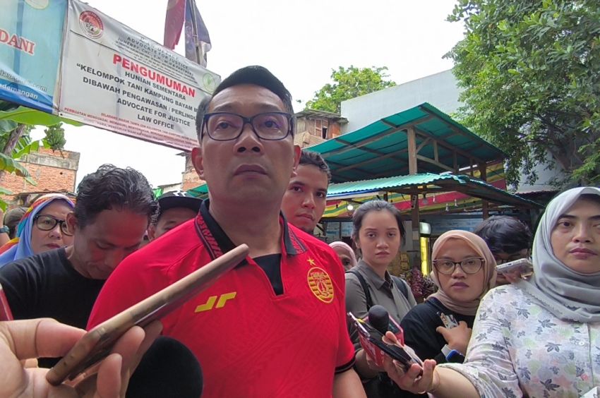 Ridwan Kamil Kenakan Jersey Persija saat Blusukan ke Kampung Bayam