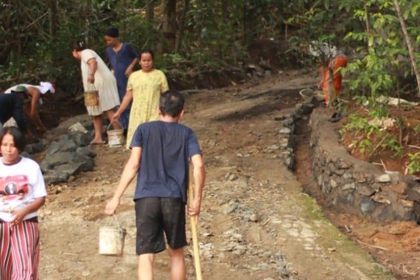 Sat-set! Tim Cabup Hasbi-Amir Perbaiki Jalan Rusak Bareng Warga