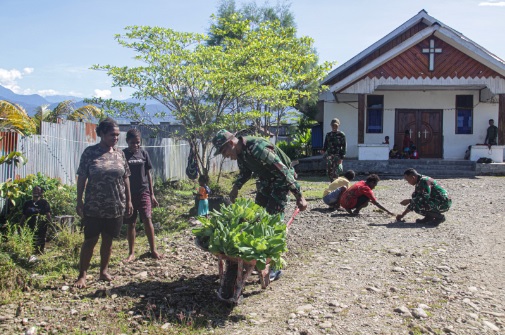 Satgas Yonif 503 Kostrad Bersama Warga Bersihkan Gereja di Nduga Papua Pegunungan