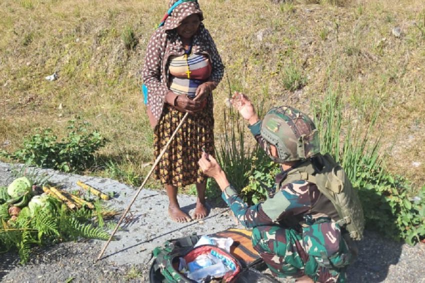 Satgas Yonif 509 Kostrad Beri Pertolongan Medis kepada Warga Sakit di Kampung Pesiga Intan Jaya