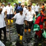 Terjun Bersihkan Sampah Kali Cipinang, Menteri LH Ajak Masyarakat Jaga Mutu Air Sungai