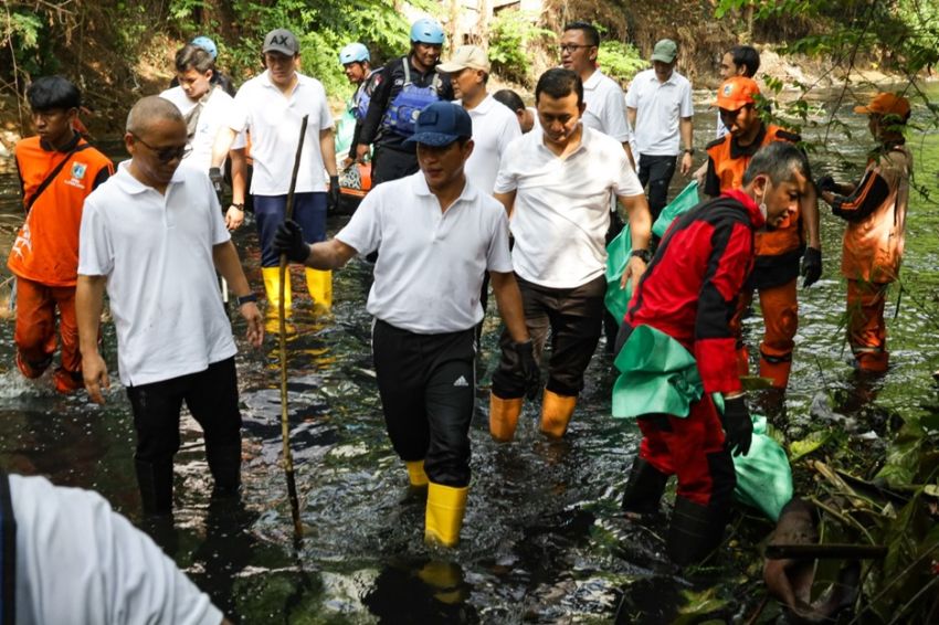 Terjun Bersihkan Sampah Kali Cipinang, Menteri LH Ajak Masyarakat Jaga Mutu Air Sungai