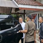 Tinggalkan Rumah Pemenangan Menuju Lokasi Debat, Dharma Pongrekun Lempar Senyuman