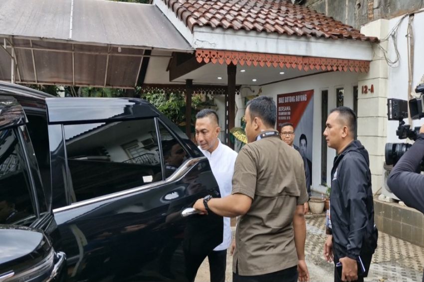 Tinggalkan Rumah Pemenangan Menuju Lokasi Debat, Dharma Pongrekun Lempar Senyuman