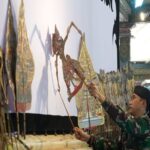 Unik, Perwira TNI AL Jadi Dalang Wayang Kulit di Specta Budaya Nuswantara