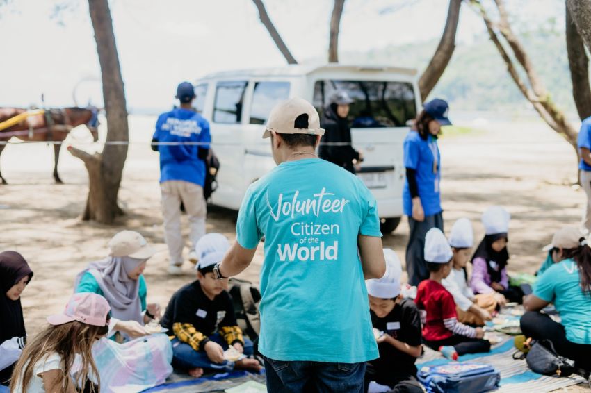 Volunteering Keberlanjutan Sumpah Pemuda di Pantai Teleng Ria Pacitan