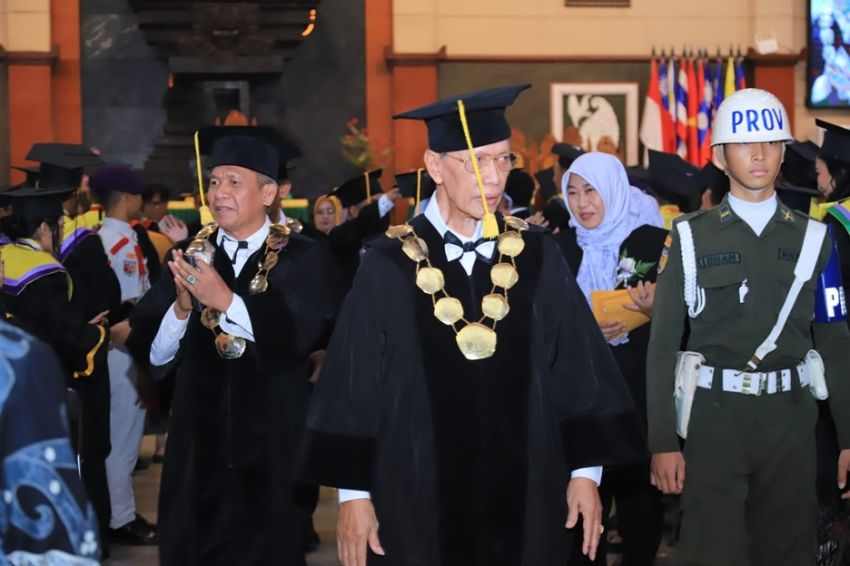 Wisuda 576 Mahasiswa, UWKS Fokus Internasionalisasi dan Prestasi