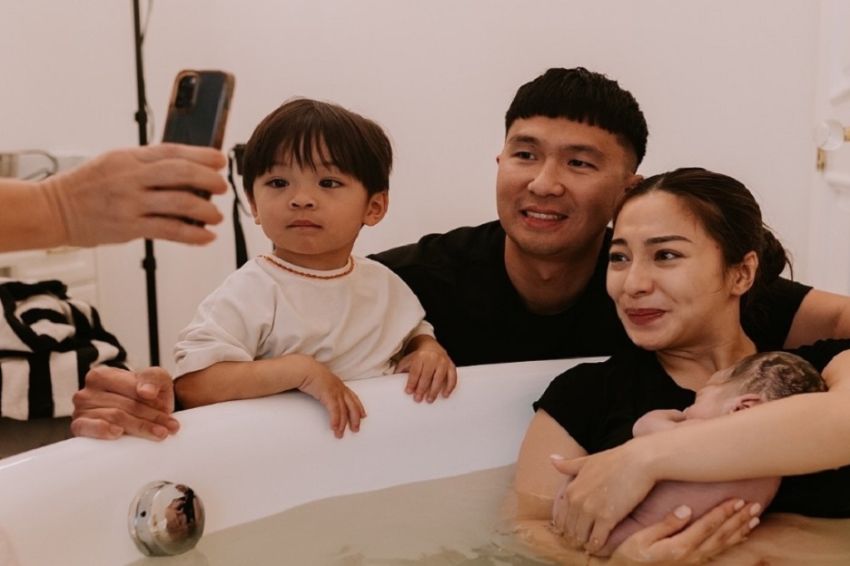 4 Potret Nikita Willy Melahirkan lewat Persalinan Water Birth