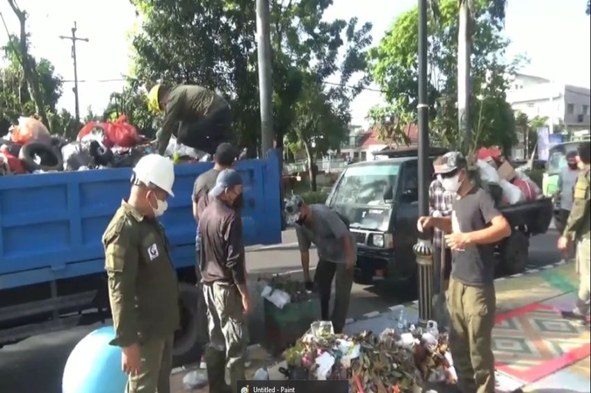 Anggota DPRD Bitung dari Partai Perindo Bersama Tokoh Agama Bersihkan Tumpukan Sampah