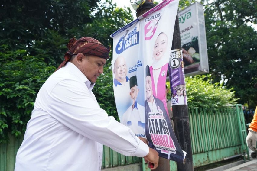 Atang Tunjukkan Kepedulian Lingkungan dengan Daur Ulang APK Pilkada Kota Bogor