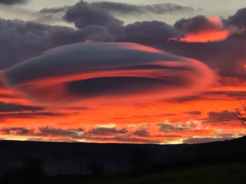 Awan Berbentuk UFO Muncul di Langit Manchester selama 10 Menit