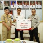 Bank Jatim Bantu Pengecatan Dinding GOR Sultan Abdul Kadirun Bangkalan