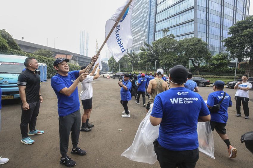 Bluebird dan Rekosistem Kolaborasi melalui Plogging untuk Langit Lebih Biru