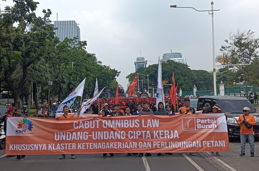 Buruh Demo Besar-besaran Depan Istana, Massa Mulai Padati Monas