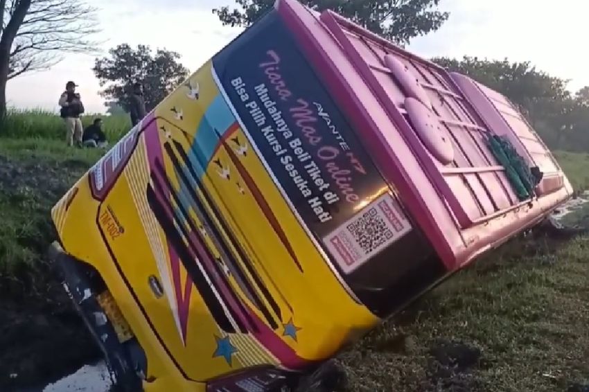 Bus Tiara Mas Terguling di Tol Solo-Ngawi, Belasan Penumpang Luka-luka