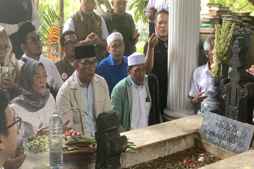 Cagub Ridwan Kamil Ziarah ke Makam Pangeran Jayakarta