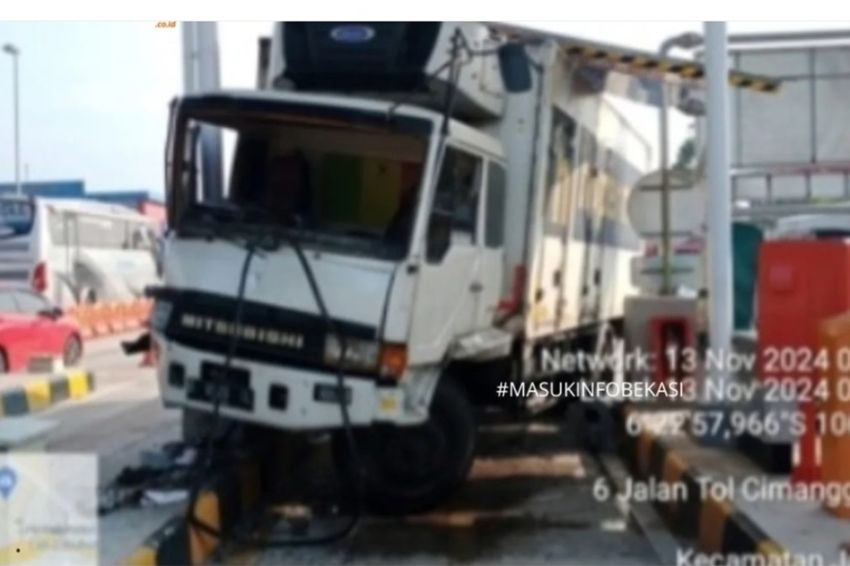 Diduga Rem Blong, Truk Seruduk Gardu Tol Jatikarya