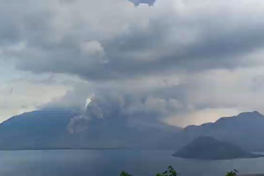 Erupsi Dahsyat Gunung Lewotobi Laki-laki, Hujan Batu dan Pasir, Kondisi Gelap Gulita