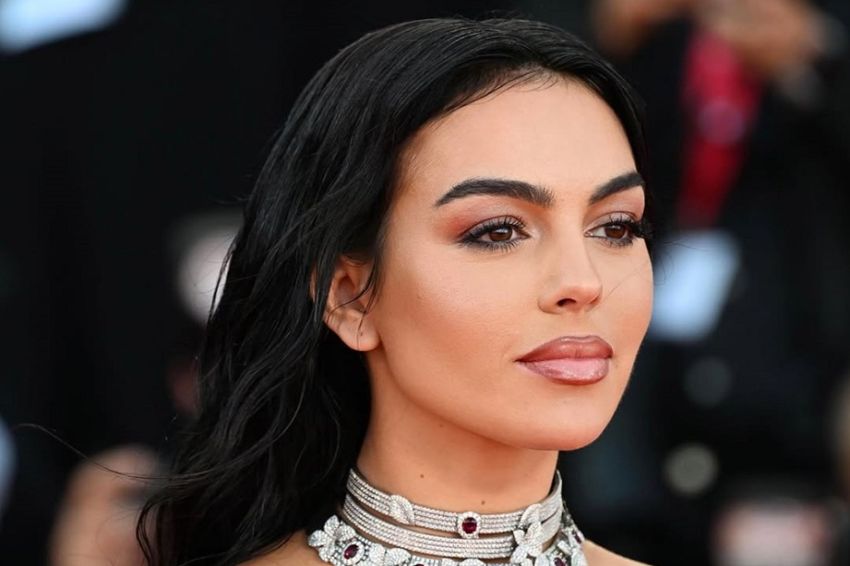 Georgina Rodriguez Rutin Memasukkan Wajah ke Air Es, Apa Manfaatnya?