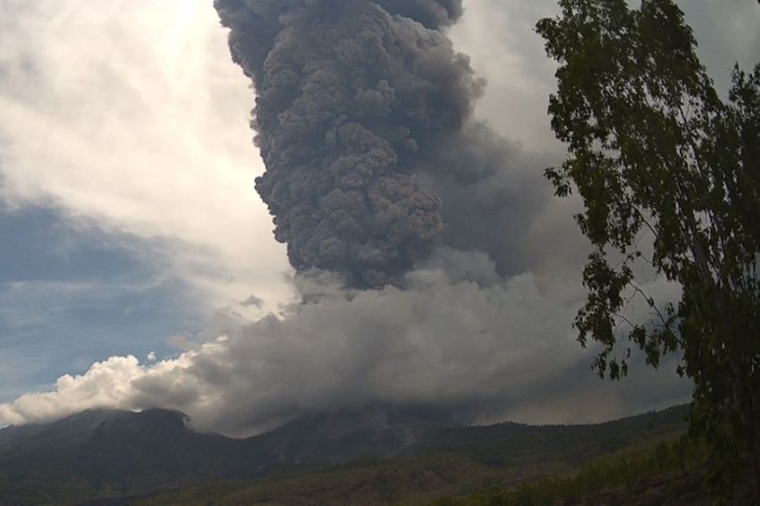 Gunung Lewotobi Laki-laki Kembali Erupsi Dahsyat, Semburkan Abu Vulkanik 4.000 Km