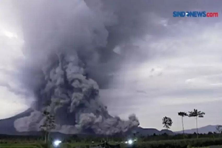 Gunung Semeru 5 Kali Erupsi, Semburkan Material Vulkanik Setinggi 2 Km