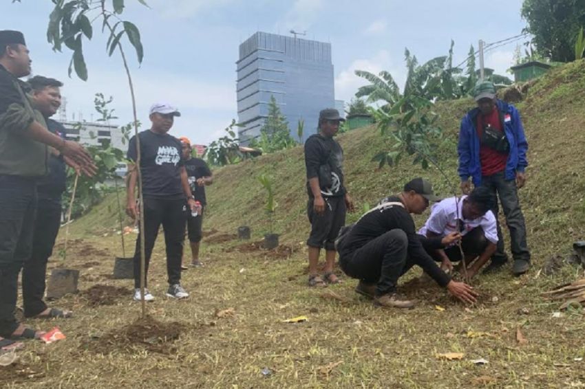 Hari Relawan Sedunia, Partai Perindo dan Pegiat Lingkungan Tanam Pohon di Pinggir Sungai Ciliwung