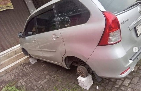 Heboh! Mobil Avanza Parkir Sembarangan Bannya Berubah Jadi Bata Ringan