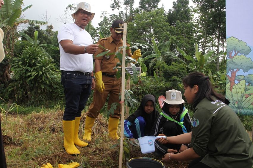 Jaga Lingkungan, Anak-anak di Sukabumi Ikuti Program Penanaman 100 Pohon