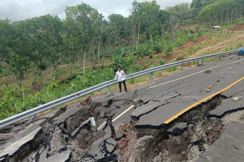 Jalan Terbelah, Begini Penampakan Titik Longsor di Jalur Lingar Selatan Malang-Blitar yang Terputus