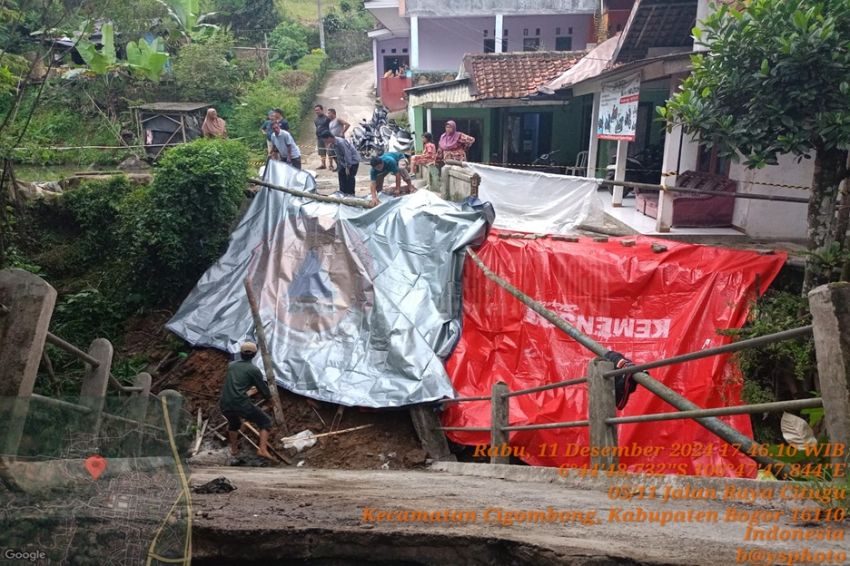 Jembatan Penghubung Dua Desa di Cigombong Bogor Ambruk