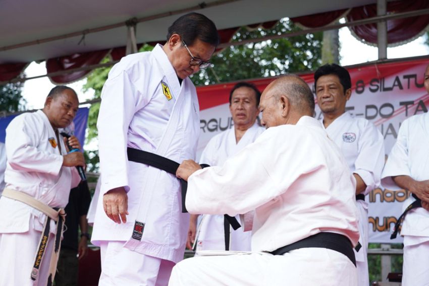 Karate-do Tako Indonesia Sematkan Ban Hitam ke Pramono