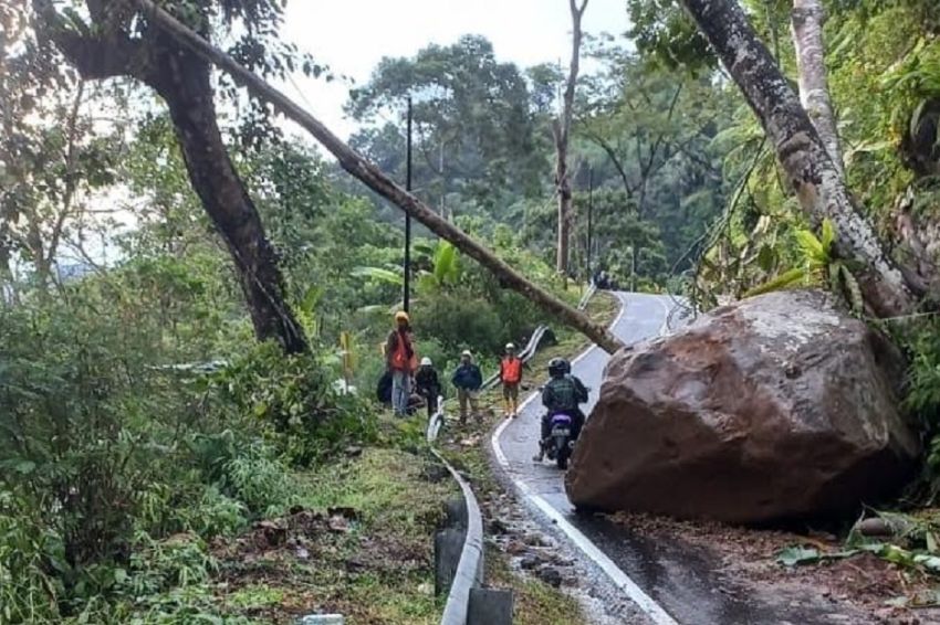 Lalu Lintas Bandung-Cianjur Lumpuh, Jalan Tertutup Longsoran Batu Tebing Bantaracap