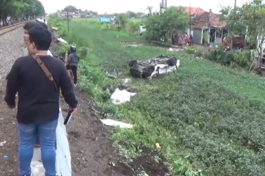 Minibus Tertabrak Kereta Api di Pasuruan, Terpental hingga Puluhan Meter