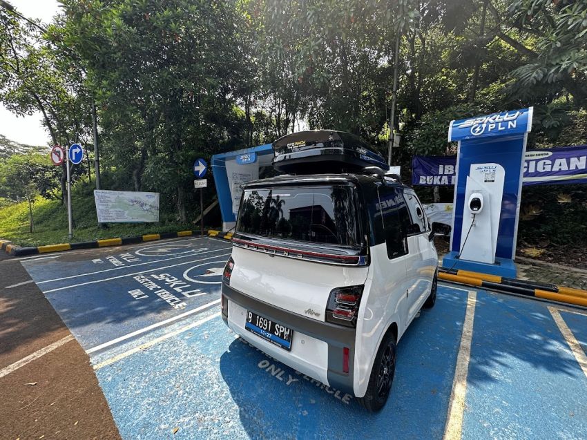 Mobil Listrik Numpang Parkir di SPKLU, PLN Geram!