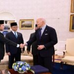 Momen Mayor Teddy Berjabat Tangan dengan Presiden AS Joe Biden