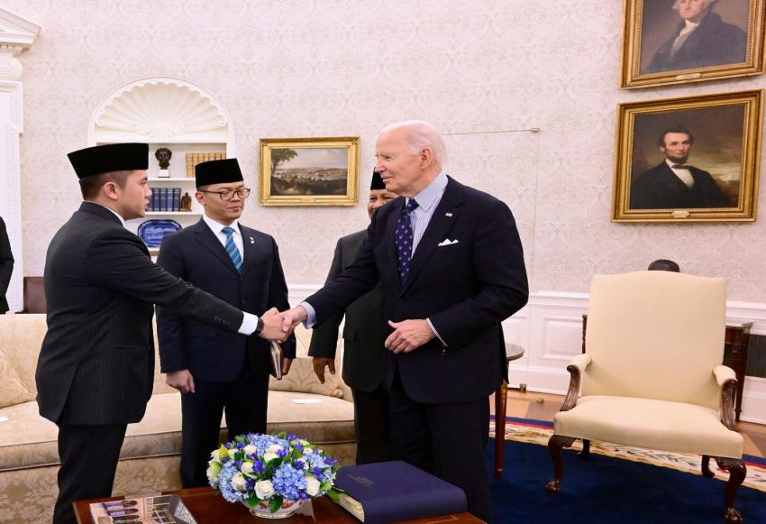 Momen Mayor Teddy Berjabat Tangan dengan Presiden AS Joe Biden