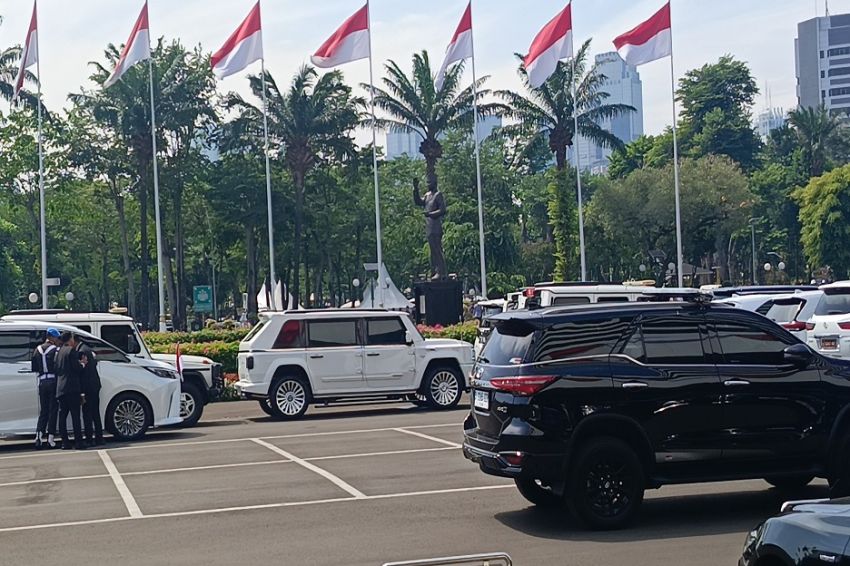 Naik Mobil Maung Buatan Pindad, Prabowo Tinggalkan Gedung MPR Menuju Istana Merdeka