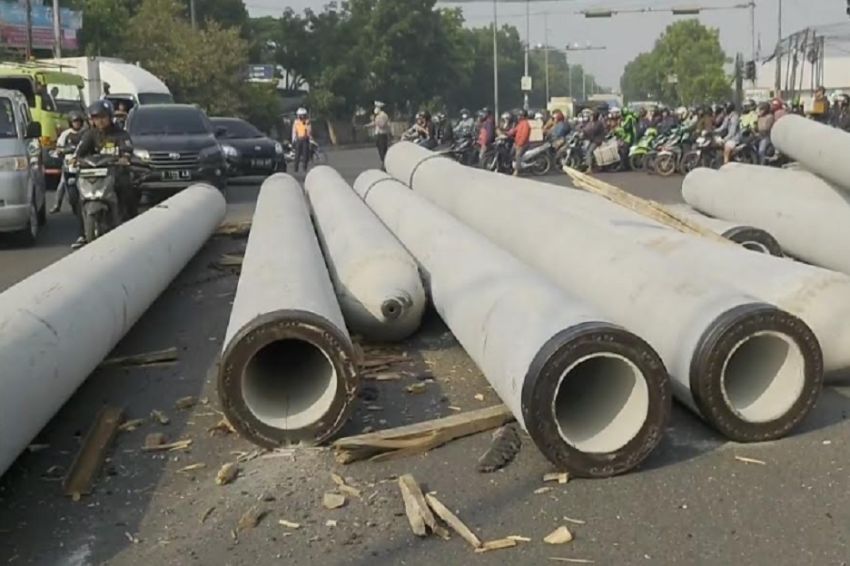 Ngeri! Penampakan 10 Beton Paku Bumi Jatuh dari Truk Akibat Ikatan Lepas di Jalan Soekarno-Hatta Bandung