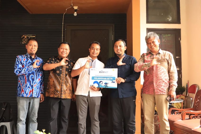 Pastikan Keandalan Layanan ICONNET, Direksi PLN Icon Plus Sambangi Rumah Pelanggan