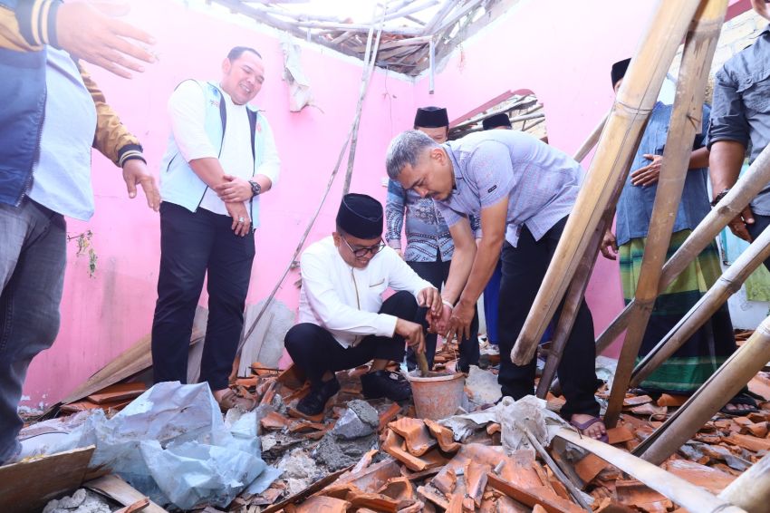 Peduli Warga Kurang Mampu, Cagub Banten Andra Soni Bedah Rumah di Tangerang