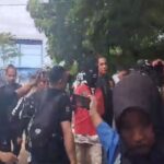 Penampakan Agus Buntung Pakai Penutup Wajah saat Rekonstruksi Pelecehan di Mataram