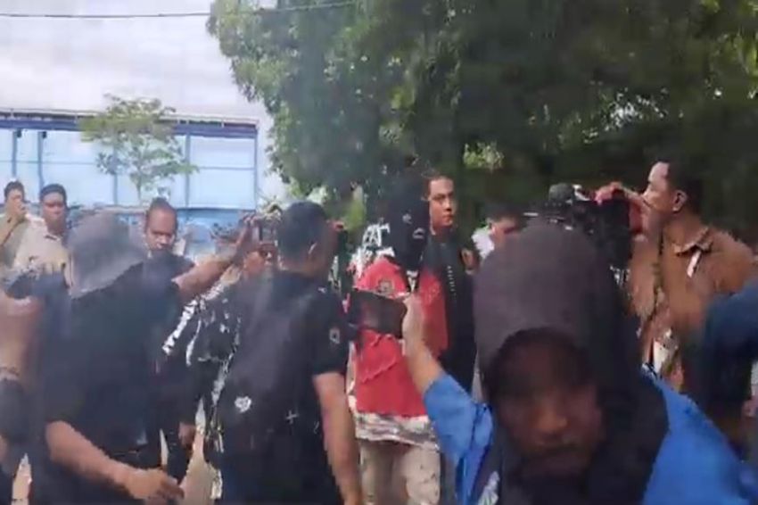 Penampakan Agus Buntung Pakai Penutup Wajah saat Rekonstruksi Pelecehan di Mataram