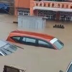 Penampakan Mobil Terjebak Macet dan Terendam Banjir di Trans Sulawesi Barru