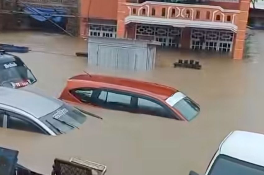 Penampakan Mobil Terjebak Macet dan Terendam Banjir di Trans Sulawesi Barru