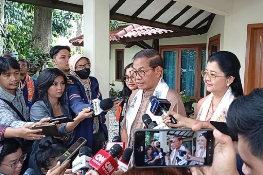 Pramono Anung Jalan Kaki ke TPS 046 Cipete Selatan Bareng Istri dan Putrinya