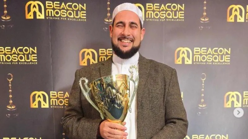 Profil Adam Kelwick, Imam Masjid yang Meredam Amukan Demonstran Islamophobia di Inggris