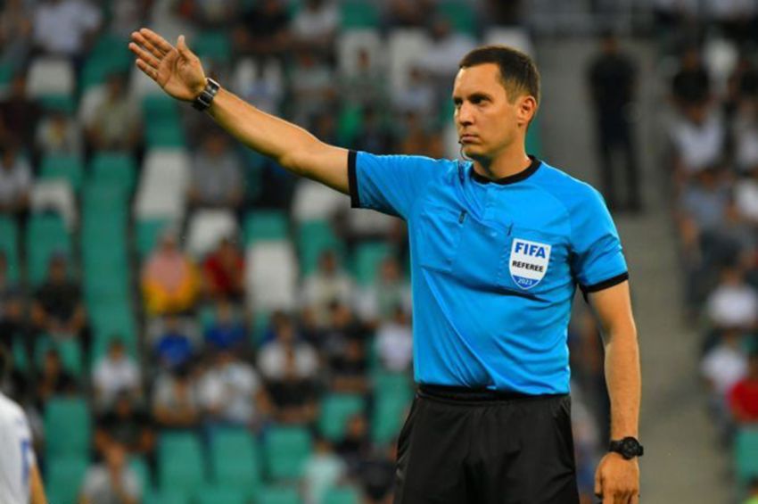 Profil Wasit Rustam Lutfullin: Si Pengadil Lapangan yang Royal Kartu