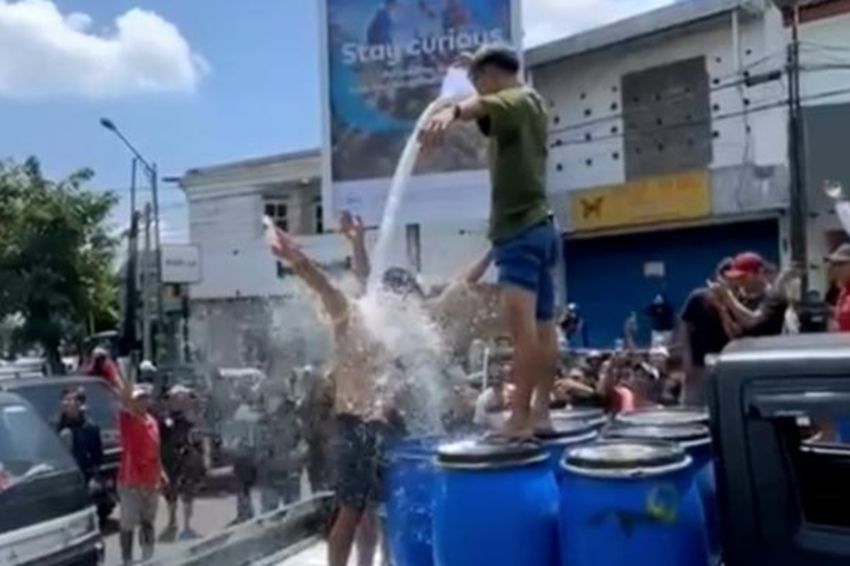 Protes Pembatasan Kuota Serapan oleh Industri, Peternak Sapi di Boyolali Demo Mandi Susu